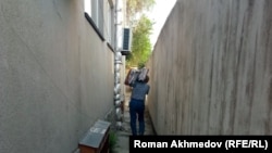 Жарнама газеттерін иығына көтеріп кетіп бара  жатқан курьер. Алматы, 17 шілде 2017 жыл. 