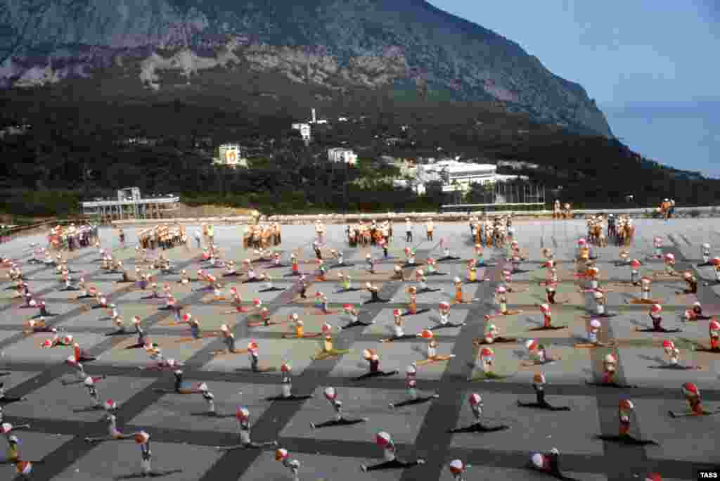 სპორტული წარმოდგენა "არტეკში", 1977 წლის ზაფხული. ბანაკის პირველი დამსვენებლები მემარცხენე ორატორების, მათ შორის გერმანელი კომუნისტის, კლარა ცეტკინის „მგზნებარე გამოსვლების“ ობიექტებად იქცნენ. კლარა ცეტკინმა, რომელიც ბანაკს 1925 წლის ზაფხულში ეწვია, არტეკელებს „თავისუფალი და ბედნიერი ბავშვები“ უწოდა.