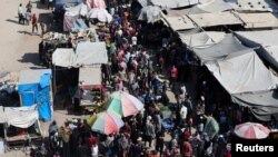 Palestinienii fac cumpărături la piață, profitând de armistițiul dintre Israel și Hamas, la Khan Younis, la 20 octombrie 2025.