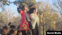 Наргес Мохаммади (справа) на поминальной церемонии по Хосрову Аликорди перед задержанием 11 декабря 2025 года
