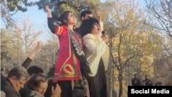 Narges Mohammadi (dreapta) și Sepideh Gholian (în roșu) la ceremonia comemorativă pentru Khosrow Alikordi înainte de arestare, pe 11 decembrie 2025.