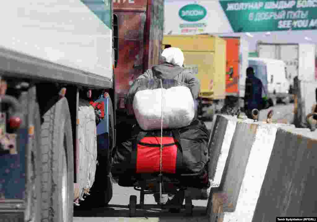 17 октября министр национальной экономики Кыргызстана Тимур Сулейменов призвал "не политизировать" ситуацию на границе. "На мой взгляд, нет необходимости что-либо политизировать, проговаривать, необходимо просто по линии всех заинтересованных ведомств, как наших, так и кыргызских, просто продолжать оперативную работу и стараться решать проблему", - сказал Сулейменов.