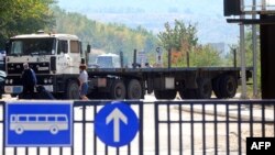 Архивска фотографија - Македонски транспортери ја блокираат границата со Косово.