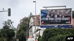 Un panou electoral care îl arată pe miliardarul, fostul premier, Andrej Babis (C) și alți lideri ai partidului de mișcare ANO. 26 septembrie 2025, Praga, Republica Cehă.