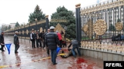 7-апрелдеги кандуу булоон. Бишкек, 2010-жыл.