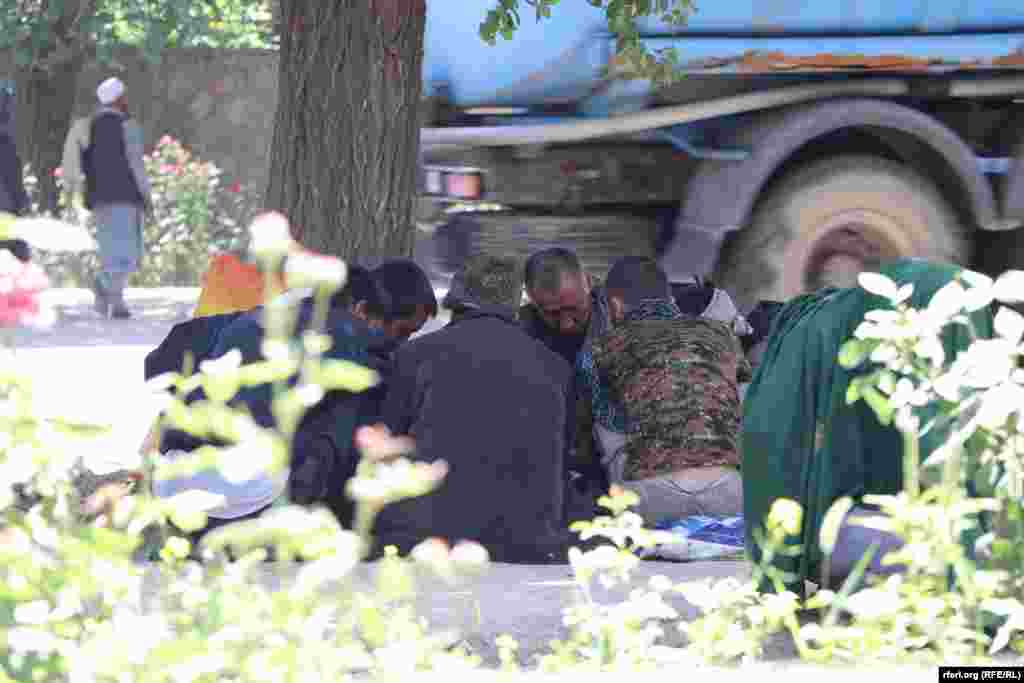 معتادین در شهر کابل قبلاً در زیر پل&zwnj;ها و ویرانه&zwnj;ها این شهر بودوباش می&zwnj;کردند اما اکنون در جاده&zwnj;ها و مناطق رهایشی مردم افزایش یافته اند.