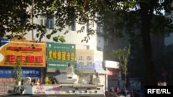 Военные на улицах Урумчи.