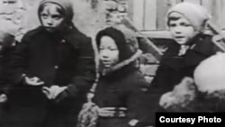 Ленинграддан алынып келген балдар. Архивдеги сүрөт.