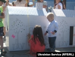 Переселенцы вышли на майдан Независимости в День защиты детей, чтобы защитить свое право на жилье. Киев, 1 июня 2018 года