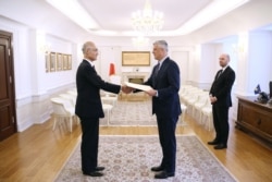 Ambasadori japonez, Akira Mizutani, duke dorëzuar kredencialet e tij te presidenti i Kosovës, Hashim Thaçi. Prishtinë, mars, 2020.