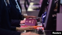 Kontrolli i pasaportave në Aeroportin Ndërkombëtar të Prishtinës "Adem Jashari". Fotografi ilustruese nga arkivi. 