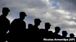 Militari americani la o ceremonie din Illesheim, Germany