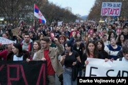 Flamuri i Serbisë shihet në protestat e studentëve.