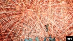 Берлиндин айтылуу Бранденбург дарбазасы. Жыл тогошкондогу фейерверк. 2010-жылдын алгачкы мүнөттөрү.