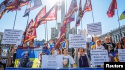 Rude ale soldaților ucraineni dispăruți țin drapele și pancarte în timpul unui miting organizat în centrul Kievului, cu ocazia Zilei Independenței, pe 24 august.