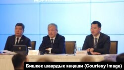 Бишкек шаарынын мэри Айбек Жунушалиев жана шаар кеңештин төрагасы Бекжан Үсөналиев өкмөт башчы Адылбек Касымалиев менен. Архив сүрөт.