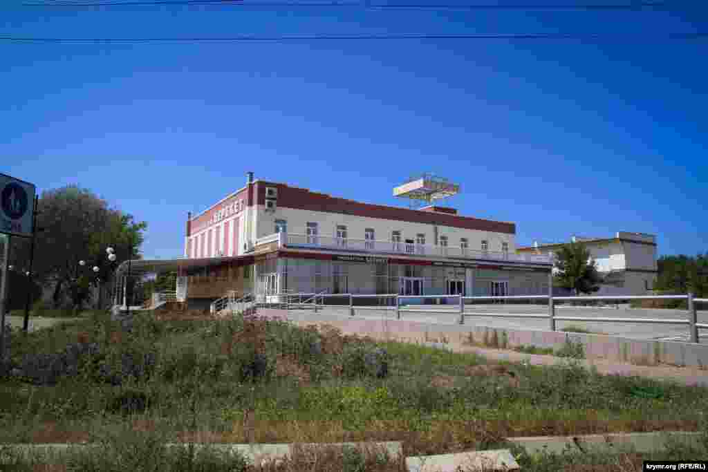 Столовая, ресторан, строительный магазин, универсам - все это включает в себя торговый комплекс "Берекет", один из наиболее крупных в Межводном. Но прилегающая территория в этом году поросла бурьяном, так как этим летом здесь ничего не работает. Хотя при Украине комплекс обеспечивал работой минимум 50 человек.