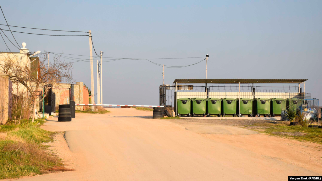Шлагбаум на в'їзді в садове товариство &laquo;Берег&raquo;