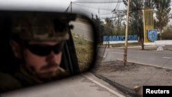 Украинский военный проезжает по дороге на Краматорск. Иллюстративное фото