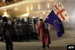 ზურაბ ჭავჭანიძე, ფოტო გადაღებულია 2025 წლის 4 ოქტომბერს, ათონელის ქუჩაზე, პრეზიდენტის რეზიდენციის წინ, იმ დროს, როცა სპეცრაზმმა აქციის მონაწილეების დაშლა დაიწყო.