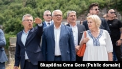 Milutin Đukanović sa partijskim liderom Andrijom Mandićem i koleginicom u partiji Marinom Jočić, koja je i predsjednica Odbora direktora kćerke kompanije Elektroprivrede, Solar Gradnja, tokom obilaska Željezare u Nikšiću