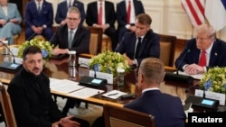 Președintele ucrainean Volodimir Zelenski în timpul unei întâlniri cu președintele american Donald Trump, președintele francez Emmanuel Macron, prim-ministrul britanic Keir Starmer și președintele finlandez Alexander Stubb, la Casa Albă, 18 august 2025.