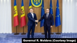 Sebastien Lecornu (dreapta) dă mâna cu premierul moldovean Dorin Recean la Chișinău, la 25 septembrie 2023.