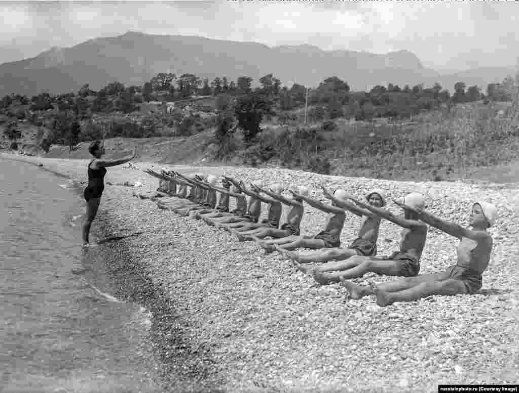 გამაჯანსაღებელი ვარჯიში „არტეკის“ კენჭებიან სანაპიროზე 1930-იან წლებში. ბანაკი მალე გაფართოვდა და საბჭოთა კავშირის კომუნისტური ახალგაზრდობის ორგანიზაციის, „პიონერული ორგანიზაციის“ ნაწილად იქცა. ყოველი წლის ზაფხულს „არტეკში“ საგანგებოდ იყო გამოყოფილი ადგილები როგორც მაღალი აკადემიური მოსწრების მქონე ბავშვებისთვის, ასევე "კომუნისტური პარტიის" გავლენიანი წევრების შვილებისთვის.