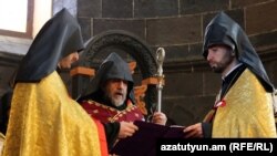 Շիրակի թեմի առաջնորդ Միքայել արքեպիսկոպոս Աջապահյանը Պատարագի ժամանակ, արխիվ