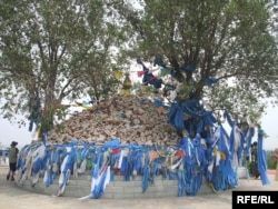 Чынгыз-хандын шарттуу күмбөзү турган жайдагы мазар. Ордос, Ички Монголия, КЭР. 2009-ж.