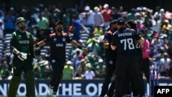 د امریکا لوبډله تر بریا وروسته خوشالي کوی. 