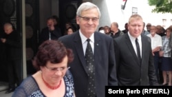  László Tőkés (centru)