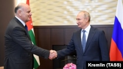 ფოტო არქივიდან: ასლან ბჟანია (მარცხნივ) და ვლადიმირ პუტინი. 2020 წელი