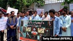 د مې پر درېيمه د پاړه چینار پرېس کلب مخې ته ښوونکي مظاهره کوي.