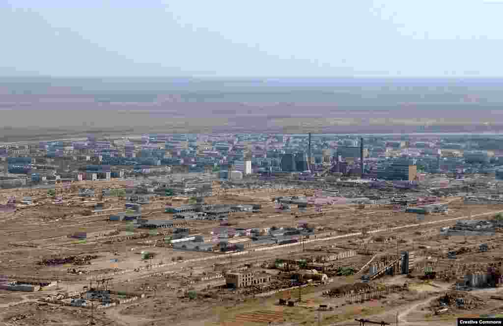 Байқоңыр қаласының әуеден қарағандағы көрінісі. 2009 жылы мұнда 36 мыңға жуық адам тұратын. Қала экономикасы түгел дерлік ғарыш саласына "байланған". Совет дәуірінде қала тұрғындарының 70 пайызға жуығы &ndash; этникалық орыс, қалғаны қазақ болатын. Қазір керісінше, тұрғындардың басым бөлігі қазақ та, үштен бірі &ndash; орыс.