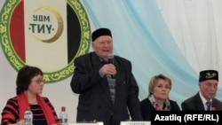 Мәсгут Гаратуев чыгыш ясый, уңдарак Удмуртия милли сәясәт министры Лариса Буранова