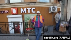 Мигрант из Узбекистана, работающий дворником в Санкт-Петербурге. 8 августа 2012 года.