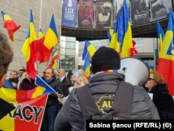 Un membru AUR scandează în portavoce, iar participanții repetă lozincile.