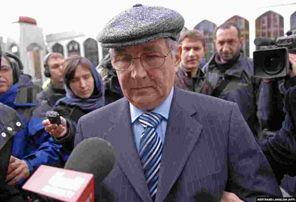 Litvinenko's father, Walter, arrives at Regents Park Mosque on December 7, 2006.&nbsp;Family and friends paid their respects to the former Russian agent during a memorial at the London mosque two weeks after his death.