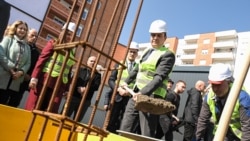 Prokuroria e priste në Prishtinë, Kurti me helmetë e lopatë në Gjilan