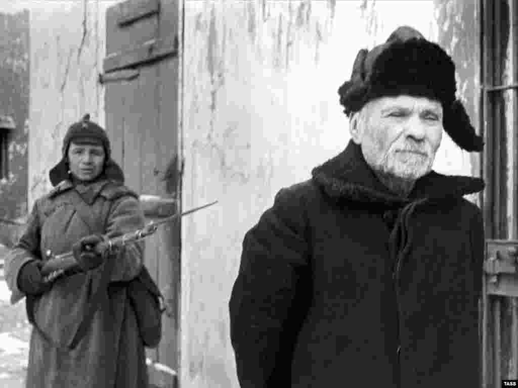 By the 1930s the hat was being phased out and replaced by the warmer&nbsp;ushanka&nbsp;fur&nbsp;caps, as worn by&nbsp;this "traitor" being arrested by a budyonovka-wearing communist in a 1938 propaganda photo.&nbsp;&nbsp;