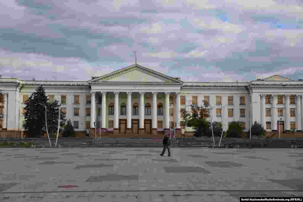 Палац культуры і тэхнікі на плошчы Міру ў Краматорску. Пасьля ўдараў FPV-дронаў усё менш людзей прыходзяць на цэнтральную плошчу гораду