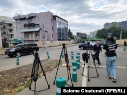 ოპერატორებს და ფოტორეპორტირებს მხოლოდ სასამართლოს ეზოს გარეთ შეუძლიათ გადაღება