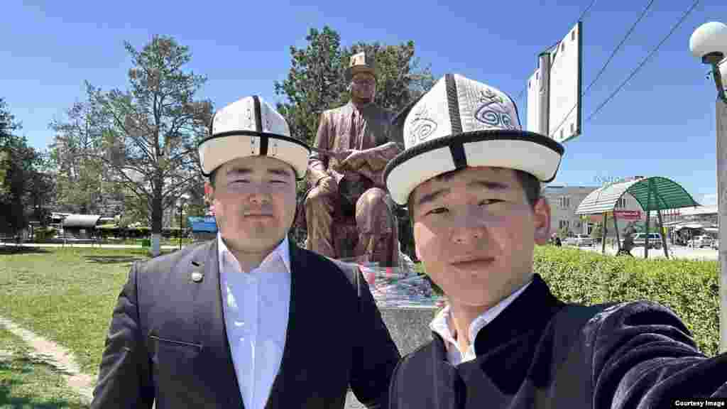 "Айтыш" коомдук фонду билдиргендей, бүгүн Токтогул шаарындагы Асанкалый Керимбаев атындагы маданият үйүндө “Төкмө келсе төр бошот” концерти өттү.  Акынды эскерүү быйыл Токтогулда уюштурулду.Шакирти Темирбек Матыбаев (солдо) соцтармакта устатын: “Сирендериң гүлдөдү,Устатым,Сен таштап кеттиң дүйнөнү”, - деген ыр сабы менен эскерди.