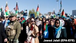 Supporters of presidential contender Abdullah Abdullah rally in Kabul on November 29.
