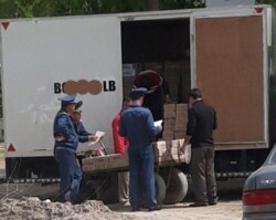 Türkmenabatda polisiýa hususy söwdegärleriň dokumentlerini barlaýar. 6-njy aprel, 2020 ý.