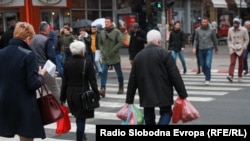 Скопје, луѓе на улица