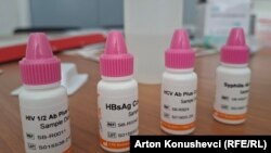 Reagentë për kryerjen e testeve të HIV-it dhe sëmundjeve të tjera infektive në Kilinikën Infektive në QKUK.