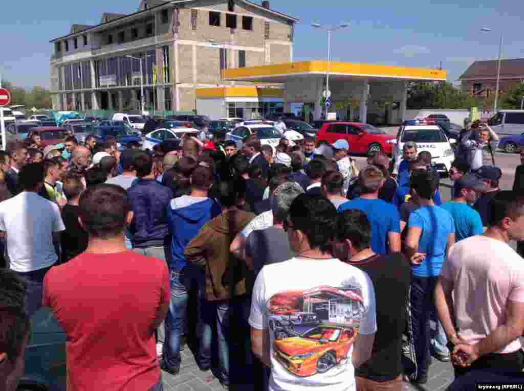 22. 2015 ел, Ак-Мәчет авылы 18 май машина йөрешенә чыгарга теләгән кырымтатарларны авылдан чыкканда ук полиция һәм люл хезмәте туктатты. 18 май - кырымтатарларга хакимиятләрнең мөнәсәбәтен билгеләүче көн. Украина 20 ел буена әллә ни ярдәм итмәсә дә, татарларга комачауламады да. Русия депортация һәм корбаннар истәлеген тулысынча юк итү юлына басты. Кырымтатар мәҗлесен "экстремистик" дип тыю - Кырымда 18 майны искә алуга нокта куярга мөмкин. Иң зур чаралар бүген Истанбул, Анкара, Измирда, Киевта һәм кырымтатарлар яшәгән башка шәһәрләрдә уза. Казанда депортация көнен ТИҮ активистлары искә алачак. 