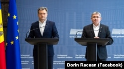 Prim-ministrul în exercițiu Dorin Recean (dreapta) își anunță retragerea din politică și viața publică, la o conferință de presă susținută alături de președintele PAS, Igor Grosu, 13 octombrie 2025.